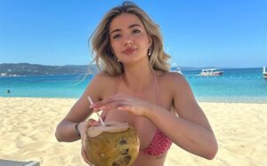 Autumn Renae OnlyFans Mixes Vibrant Erotica with Confidence and Fan